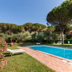 tenuta la valle - veduta della piscina esterna di villa padronale