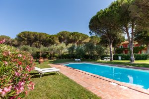 tenuta la valle - veduta della piscina esterna di villa padronale