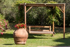 tenuta la valle - ville vacanze in toscana - gazebo con altalena nel giardino