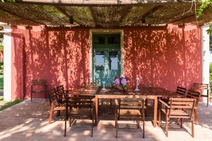 Tenuta La Valle - veranda esterna di villa gambino attrezzata con tavolo per pranzi e cene
