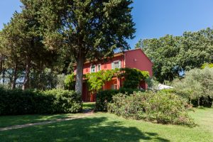 Tenuta La Valle - giardino esterno di villa gambino