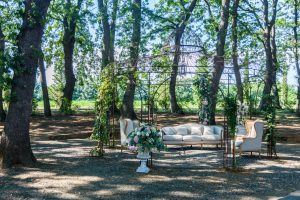 tenuta la valle - location per matrimoni in toscana - allestimento floreale nel parco con gazebo shabby chic