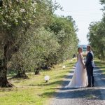 tenuta la valle - location per matrimoni in toscana - sposi per mano circondati dagli ulivi