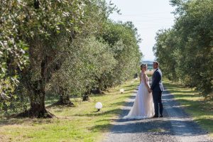 tenuta la valle - location per matrimoni in toscana - sposi per mano circondati dagli ulivi