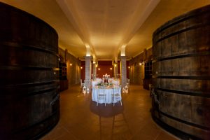 tenuta la valle - location per matrimoni in toscana - ingresso della cantina allestita per un matrimonio