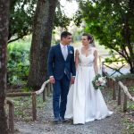 tenuta la valle - location per matrimoni in toscana - sposi che passeggiano nel parco