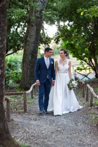 tenuta la valle - location per matrimoni in toscana - sposi che passeggiano nel parco