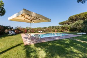 tenuta la valle - veduta della piscina esterna di villa gambino